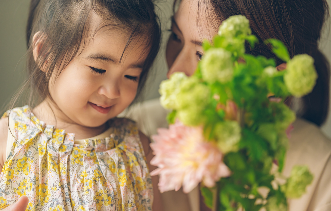 子供と花