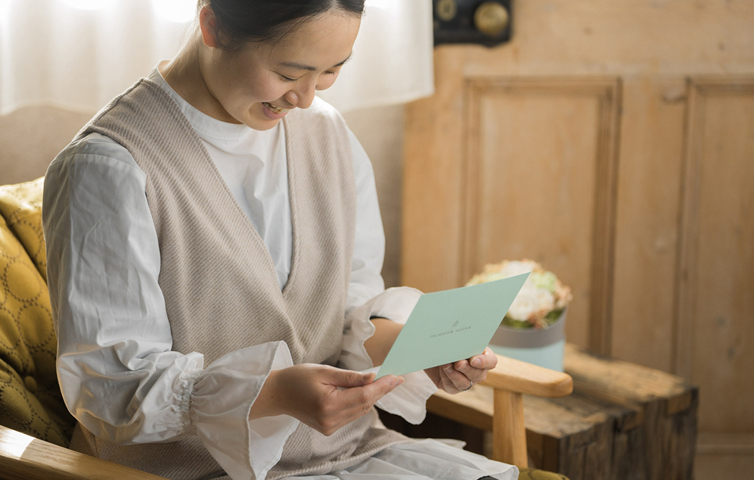 手紙を読む女性
